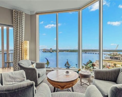 Three Bedrooms 4 Baths Penthouse with Expansive Bay Views​