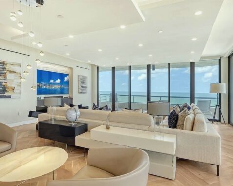 Spacious 3 bedrooms and 4 bathrooms Condo